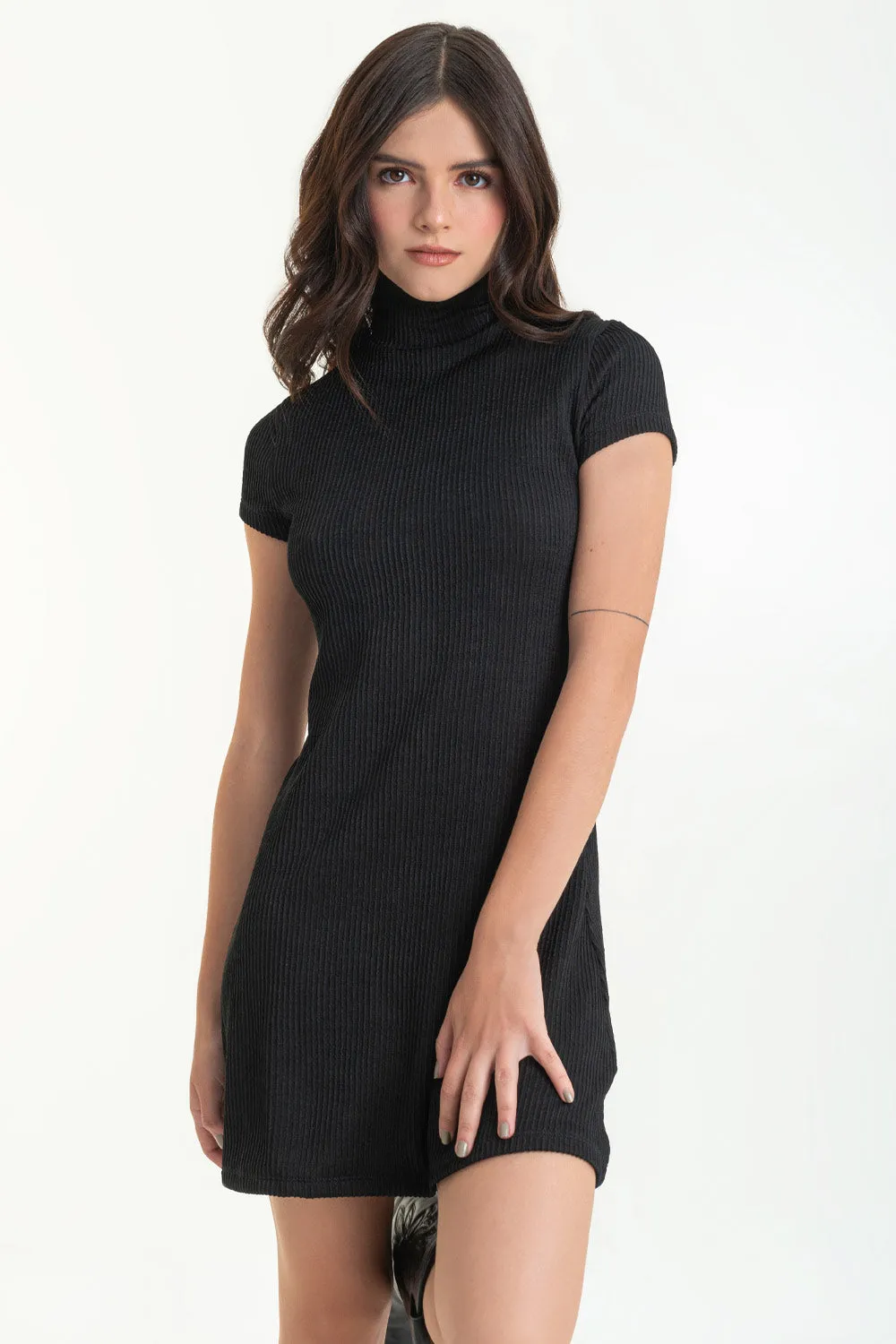 Vestido corto canalé de cuello alto