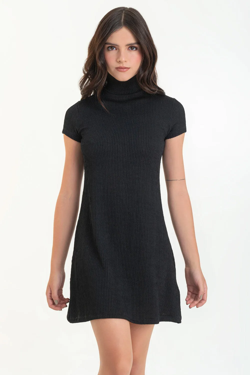 Vestido corto canalé de cuello alto