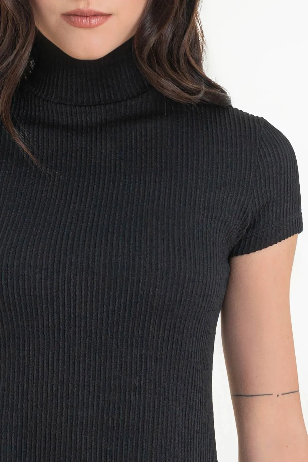 Vestido corto canalé de cuello alto